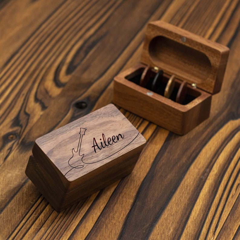 Personalized Engraved Wooden Guitar Picks Box,Custom Guitar Pick Holder Storage,Wood Guitar Plectrum Case,Music Gift for Guitarist Musician Uz